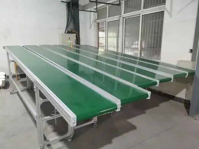 注塑机爬坡式皮带输送线